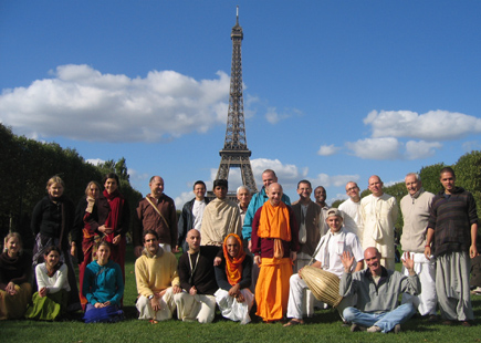 Foto: Ausflug nach Paris für einen Harinama, im Vordergrund der Principal des Bhaktivedanta College, Yadunandana das in safran